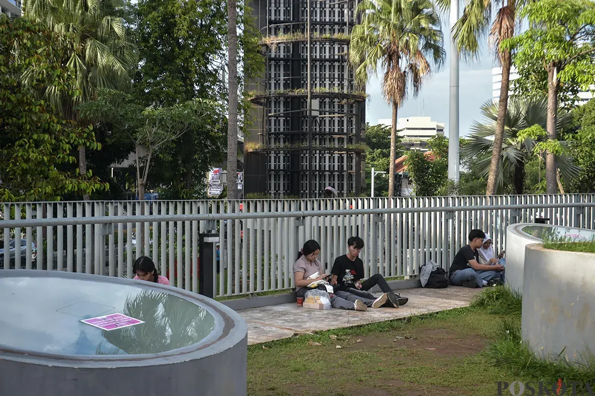 Sejumlah warga menikmati fasilitas di Taman Literasi Martha Christina Tiahahu, Jakarta Selatan, Senin, 13 Desember 2025. (Sumber: Poskota/ Bilal Nugraha Ginanjar)