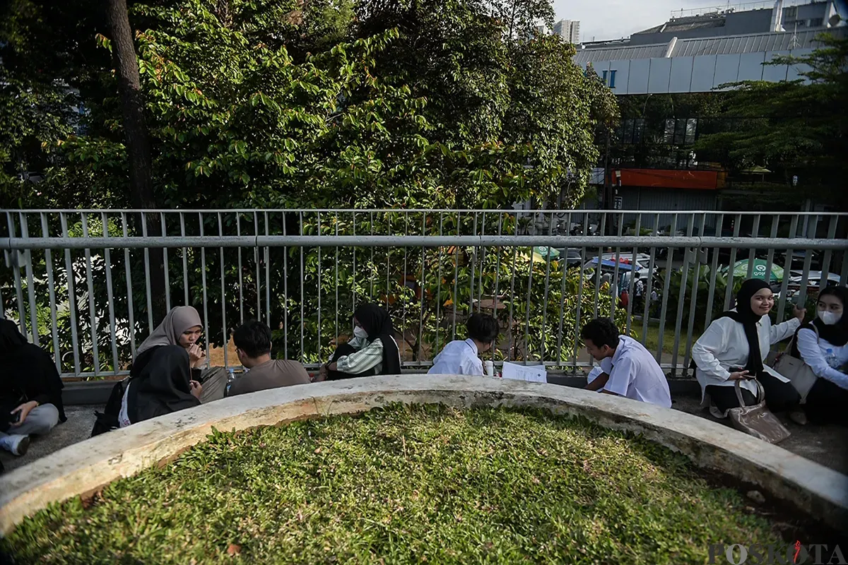Sejumlah warga menikmati fasilitas di Taman Literasi Martha Christina Tiahahu, Jakarta Selatan, Senin, 13 Desember 2025. (Sumber: Poskota/ Bilal Nugraha Ginanjar)
