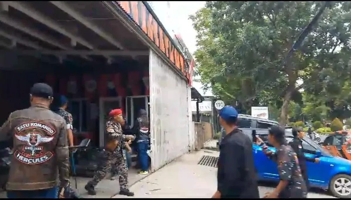 Bentrokan ormas Pemuda Pancasila dengan GRIB pecah di Bandung hari ini, Rabu 15 Januari 2025. (Sumber: Capture Video)