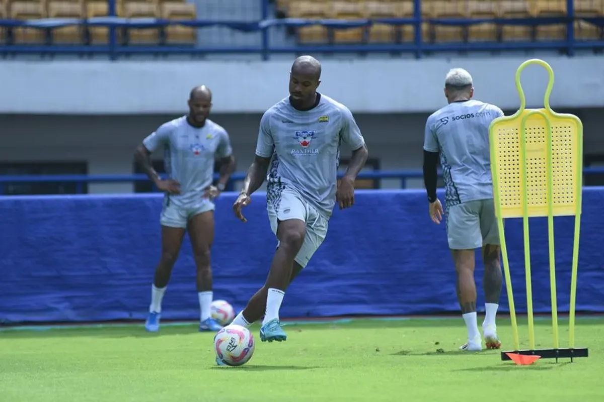 Gervane Kastaneer berlatih bersama skuad Persib di Stadion GBLA, Rabu, 15 Januari 2025. (Sumber: persib.co.id)