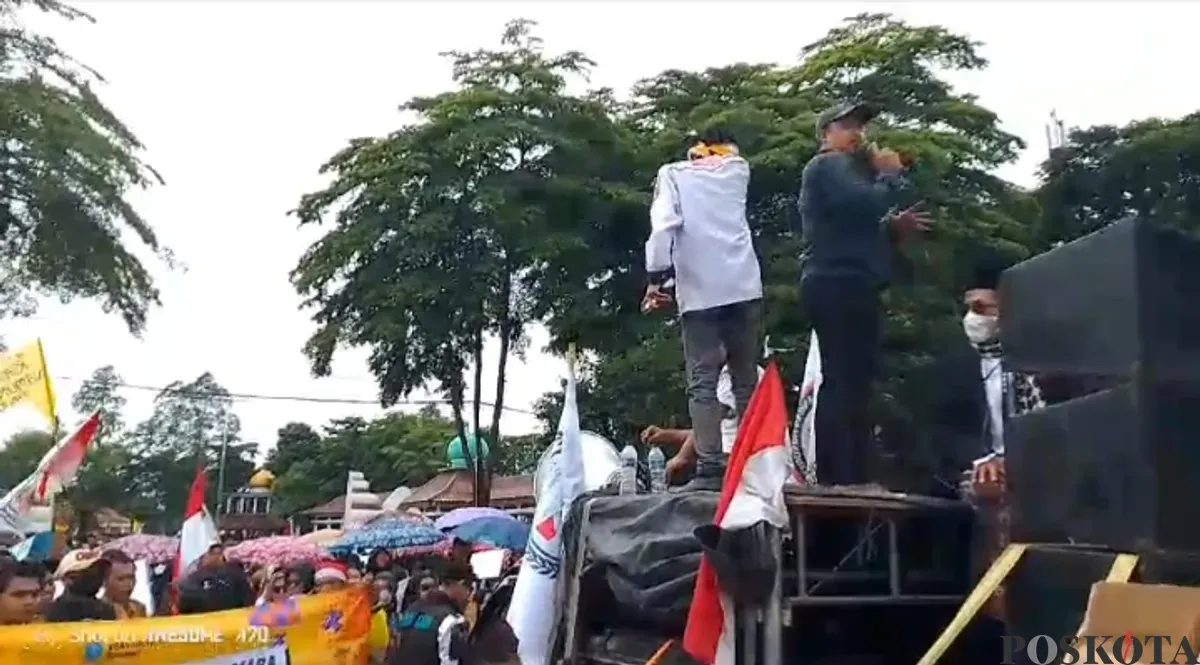 Para guru honorer melakukan aksi unjukrasa di depan Pendopo Bupati dan Gedung DPRD Kabupaten Serang. (Sumber: Poskota/Rahmat)