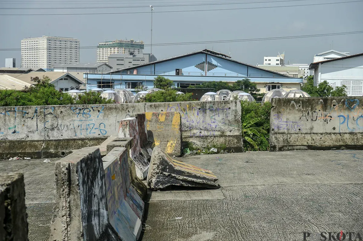 Jalan Layang Non-Tol (JLNT) yang mangkrak di kawasan Pluit, Penjaringan, Jakarta Utara, Rabu, 15 Januari 2025. (Sumber: Poskota/Bilal Nugraha Ginanjar)