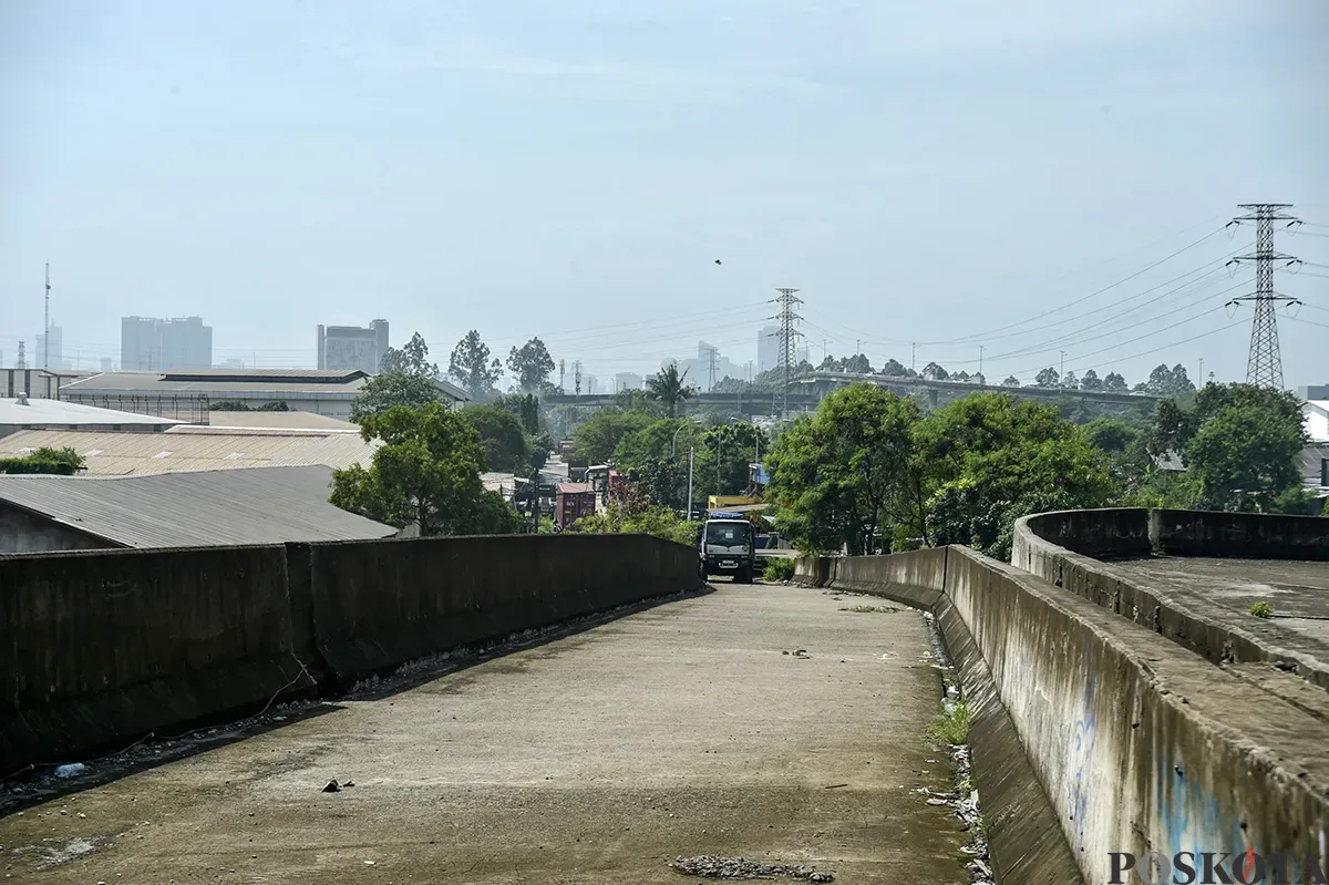 Jalan Layang Non-Tol (JLNT) yang mangkrak di kawasan Pluit, Penjaringan, Jakarta Utara, Rabu, 15 Januari 2025. (Sumber: Poskota/Bilal Nugraha Ginanjar)