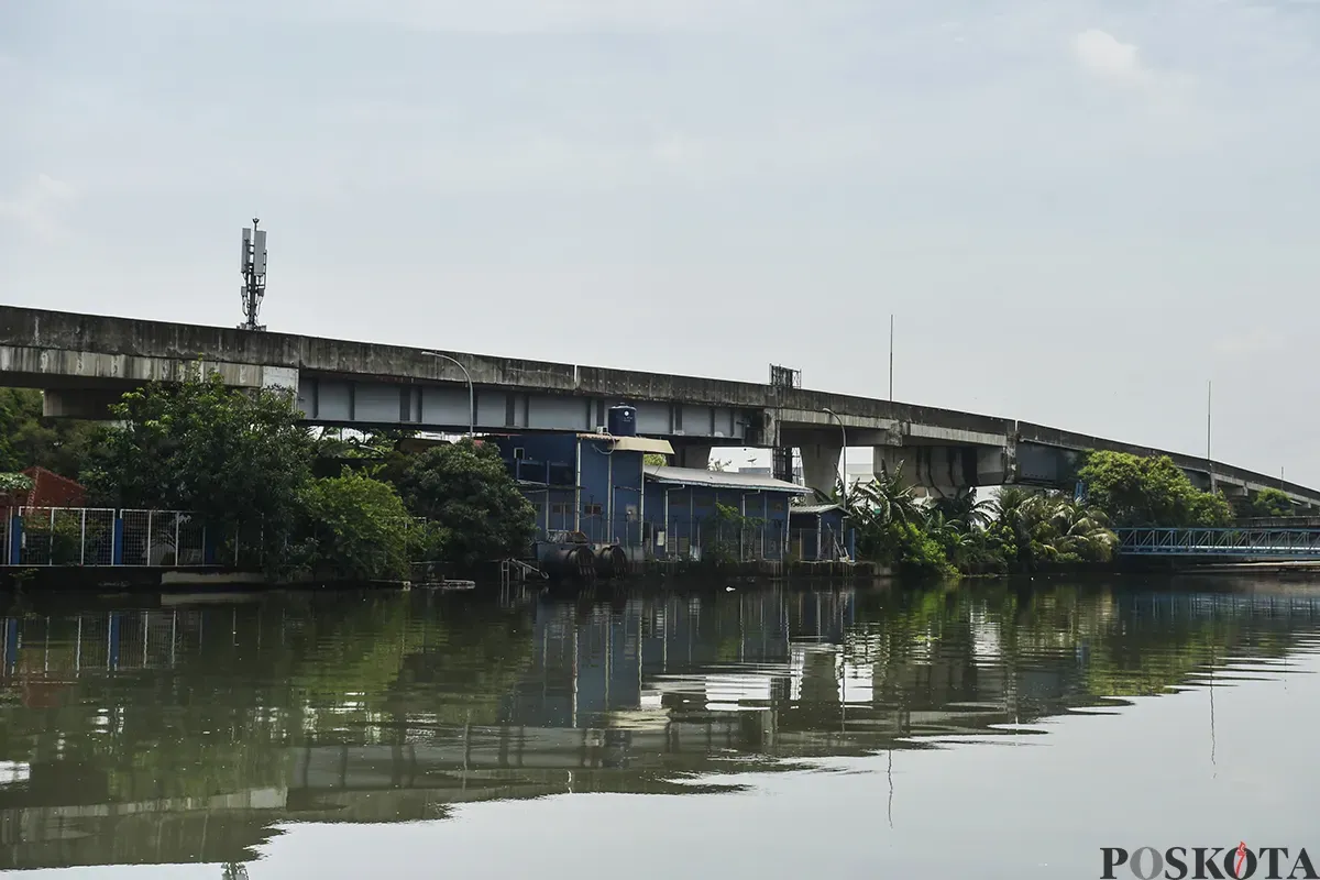 Jalan Layang Non-Tol (JLNT) yang mangkrak di kawasan Pluit, Penjaringan, Jakarta Utara, Rabu, 15 Januari 2025. (Sumber: Poskota/Bilal Nugraha Ginanjar)