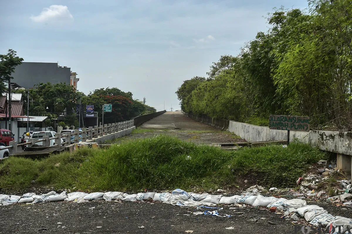Jalan Layang Non-Tol (JLNT) yang mangkrak di kawasan Pluit, Penjaringan, Jakarta Utara, Rabu, 15 Januari 2025. (Sumber: Poskota/Bilal Nugraha Ginanjar)