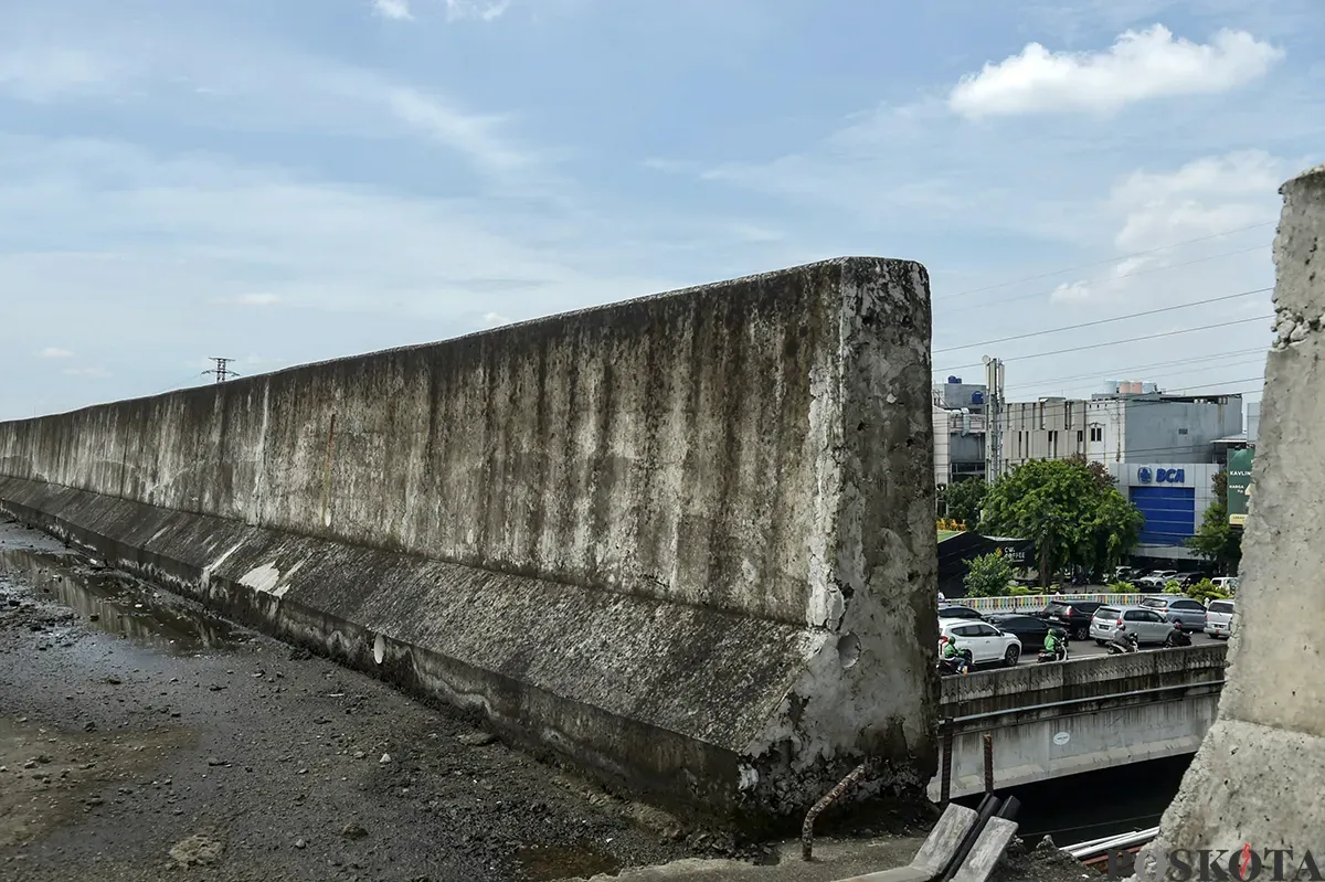Jalan Layang Non-Tol (JLNT) yang mangkrak di kawasan Pluit, Penjaringan, Jakarta Utara, Rabu, 15 Januari 2025. (Sumber: Poskota/Bilal Nugraha Ginanjar)