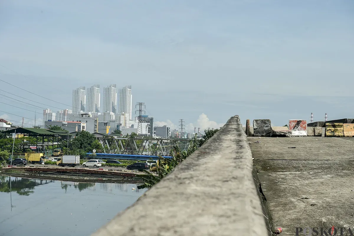 Jalan Layang Non-Tol (JLNT) yang mangkrak di kawasan Pluit, Penjaringan, Jakarta Utara, Rabu, 15 Januari 2025. (Sumber: Poskota/Bilal Nugraha Ginanjar)