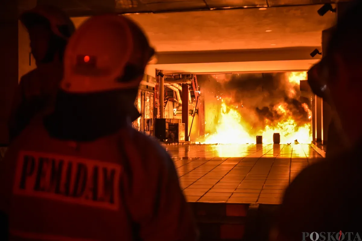 Petugas pemadam kebakaran di tengah kobaran api yang membakar gedung Glodok Plaza, Tamansari, Jakarta Barat, Rabu, 15 Januari 2025. (Sumber: Poskota/Bilal Nugraha Ginanjar)