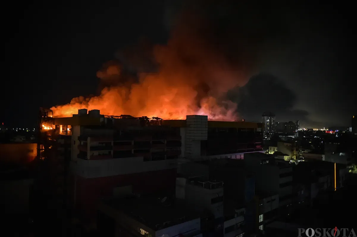 Sejumlah petugas pemadam kebakaran berupaya memadamkan kobaran api sambil mengevakuasi warga yang terjebak dari musibah kebakaran di Glodok Plaza, Tamansari, Jakarta Barat, Rabu 15 Januari 2025. (Poskota/Bilal Nugraha Ginanjar)