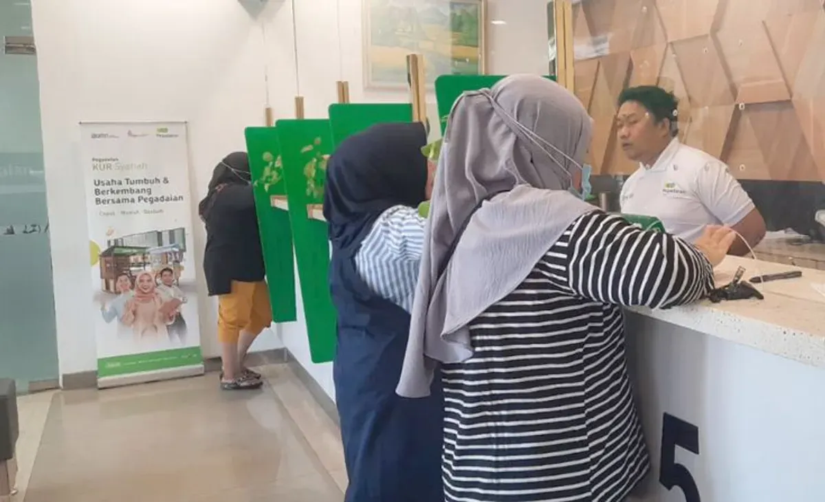 Pelaku UMKM tengah mengajukan KUR Syariah di kantor Pegadaian terdekat. Program ini membantu pengembangan usaha dengan bunga rendah dan syarat fleksibel. (Sumber: Pinterest)