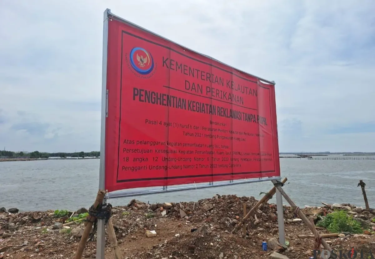 Penyegelan yang dilakukan oleh KKP di pinggir laut Desa Segarajaya, Kecamatan Tarumajaya, Kabupaten Bekasi, Rabu, 15 Januari 2025. (Sumber: Poskota/Ihsan)