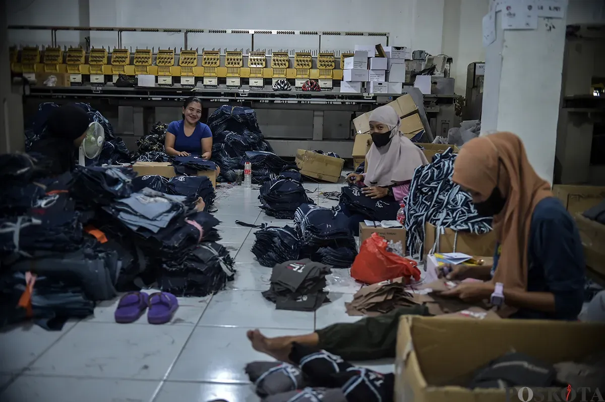 Sejumlah pekerja perempuan saat menyelesaikan proses pembuatan busana di salah satu konveksi di kawasan Kampung Baru, Jakarta Selatan, Rabu, 15 Januari 2025. (Sumber: Poskota/Bilal Nugraha Ginanjar)