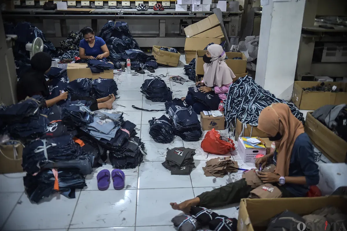 Sejumlah pekerja perempuan saat menyelesaikan proses pembuatan busana di salah satu konveksi di kawasan Kampung Baru, Jakarta Selatan, Rabu, 15 Januari 2025. (Sumber: Poskota/Bilal Nugraha Ginanjar)