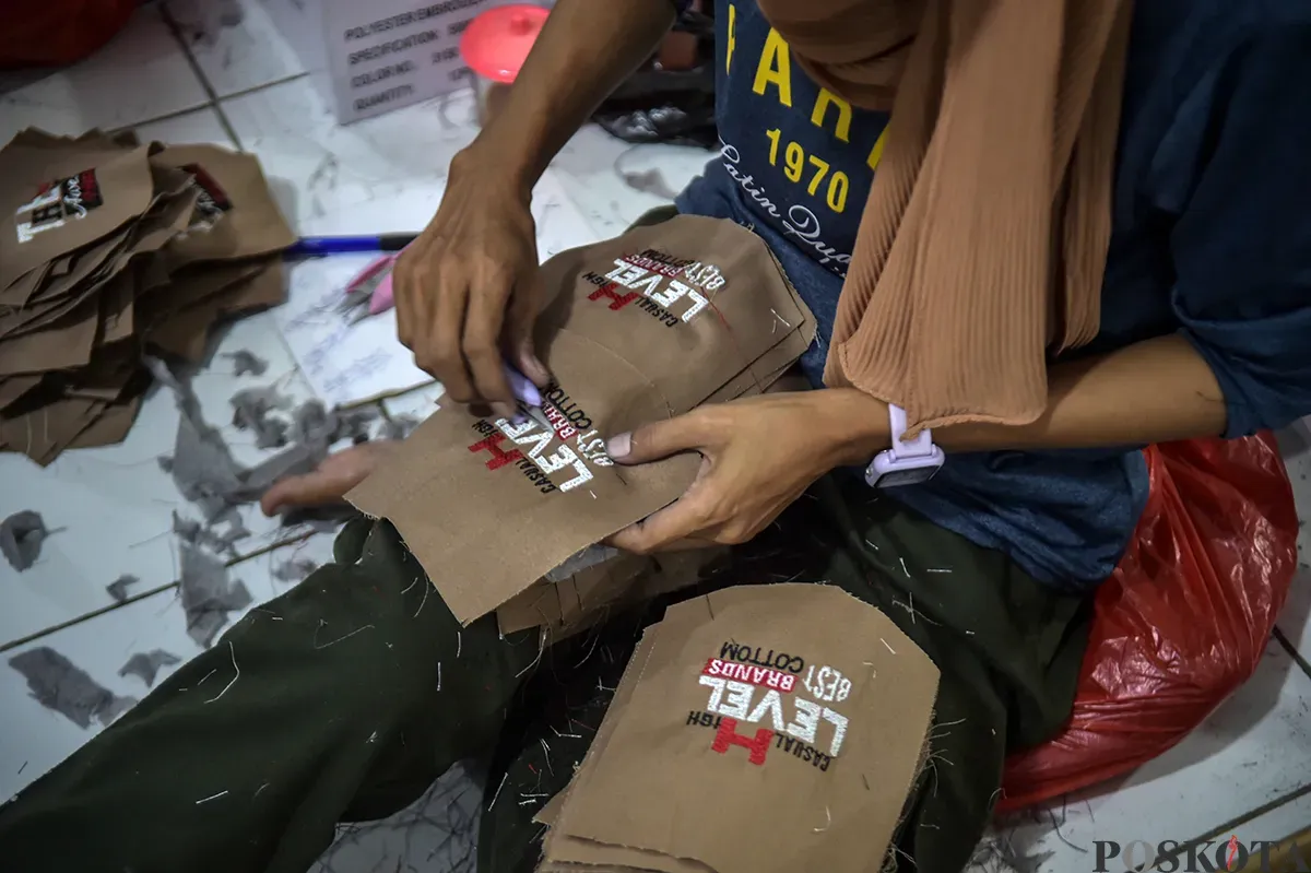 Sejumlah pekerja perempuan saat menyelesaikan proses pembuatan busana di salah satu konveksi di kawasan Kampung Baru, Jakarta Selatan, Rabu, 15 Januari 2025. (Sumber: Poskota/Bilal Nugraha Ginanjar)