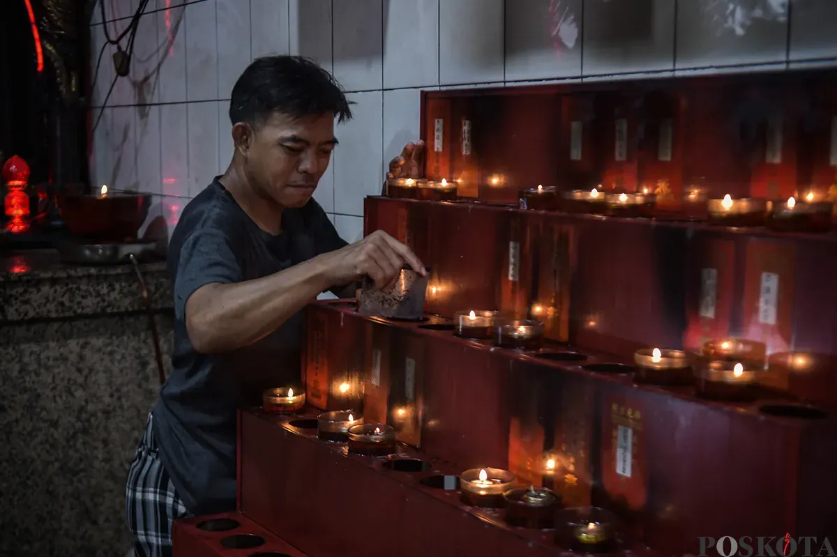 Warga saat berbenah dan mempercantik sejumlah sarana dan prasarana di tempat beribadah umat Konghucu di Klenteng Bio Hok Tek Tjeng Sin, Grogol Selatan, Kebayoran Lama, Jakarta Selatan, Rabu, 15 Januari 2025. (Sumber: Poskota/Bilal Nugraha Ginanjar)