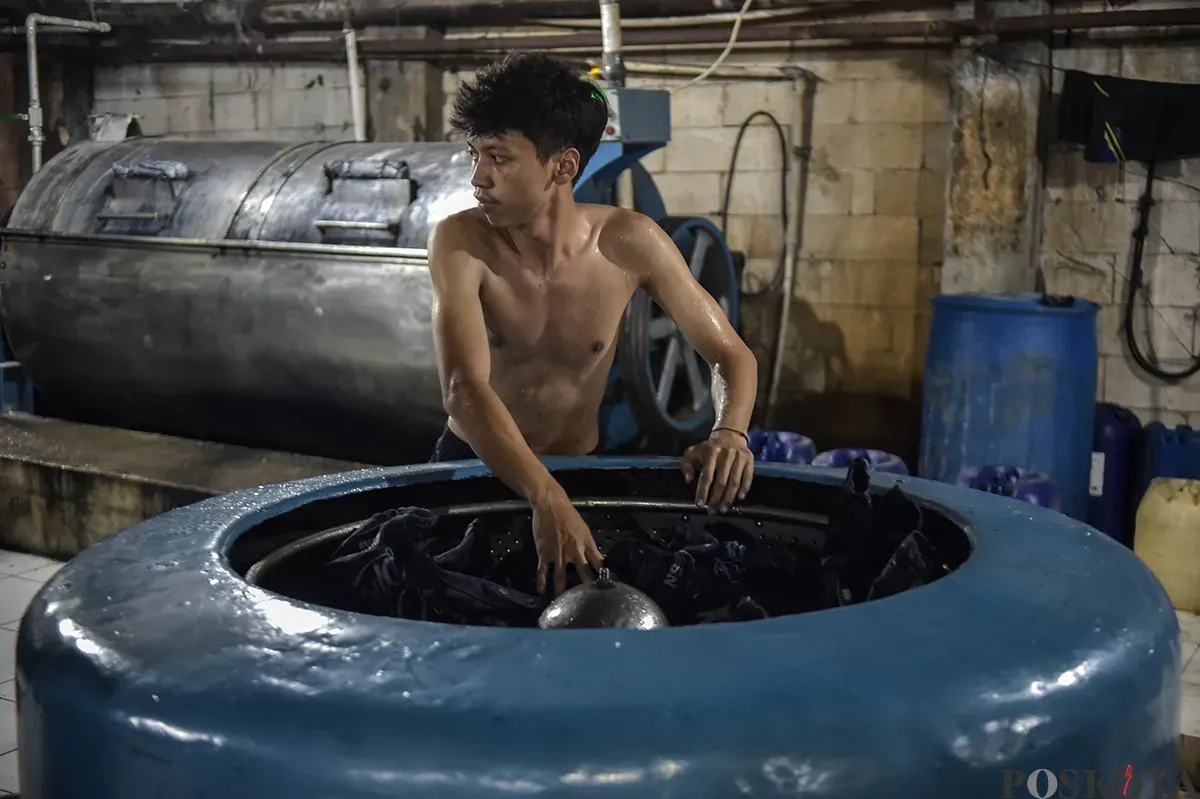 Sejumlah pekerja saat menyelesaikan proses pembuatan celana jeans (jins) yang dibuat dari kain berbahan denim, di sentra pembuatan celana di Kampung Baru, Jakarta Selatan, Rabu, 15 Januari 2025. (Sumber: Poskota/Bilal Nugraha Ginanjar)