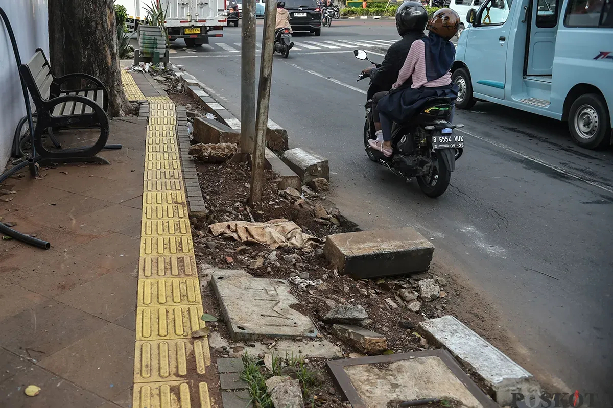 Kondisi trotoar rusak dengan bongkahan beton penyangga yang berserakan tak beraturan dan dibiarkan begitu saja di depan Halte Soleh I, Grogol Selatan, Jakarta Selatan, Rabu, 15 Januari 2025. (Sumber: Poskota/Bilal Nugraha Ginanjar)