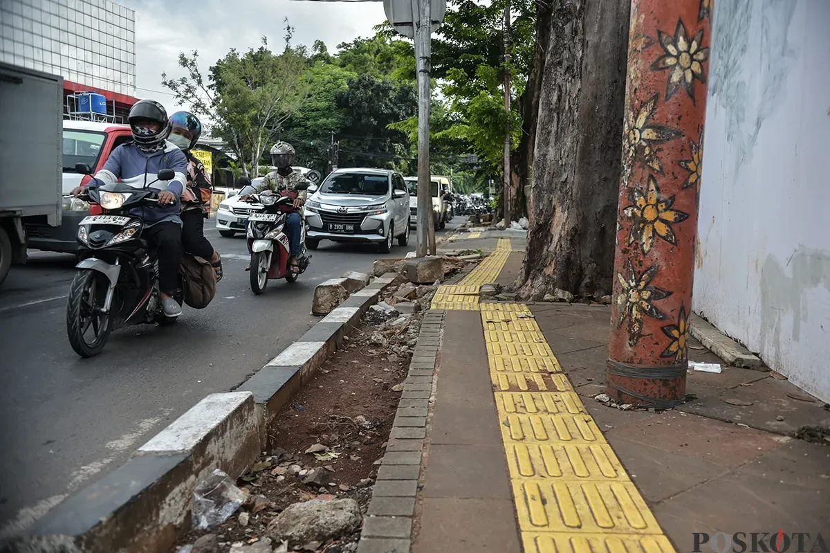 Kondisi trotoar rusak dengan bongkahan beton penyangga yang berserakan tak beraturan dan dibiarkan begitu saja di depan Halte Soleh I, Grogol Selatan, Jakarta Selatan, Rabu, 15 Januari 2025. (Sumber: Poskota/Bilal Nugraha Ginanjar)