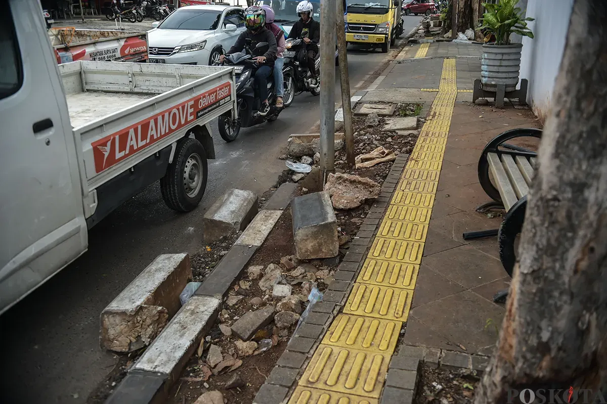 Kondisi trotoar rusak dengan bongkahan beton penyangga yang berserakan tak beraturan dan dibiarkan begitu saja di depan Halte Soleh I, Grogol Selatan, Jakarta Selatan, Rabu, 15 Januari 2025. (Sumber: Poskota/Bilal Nugraha Ginanjar)