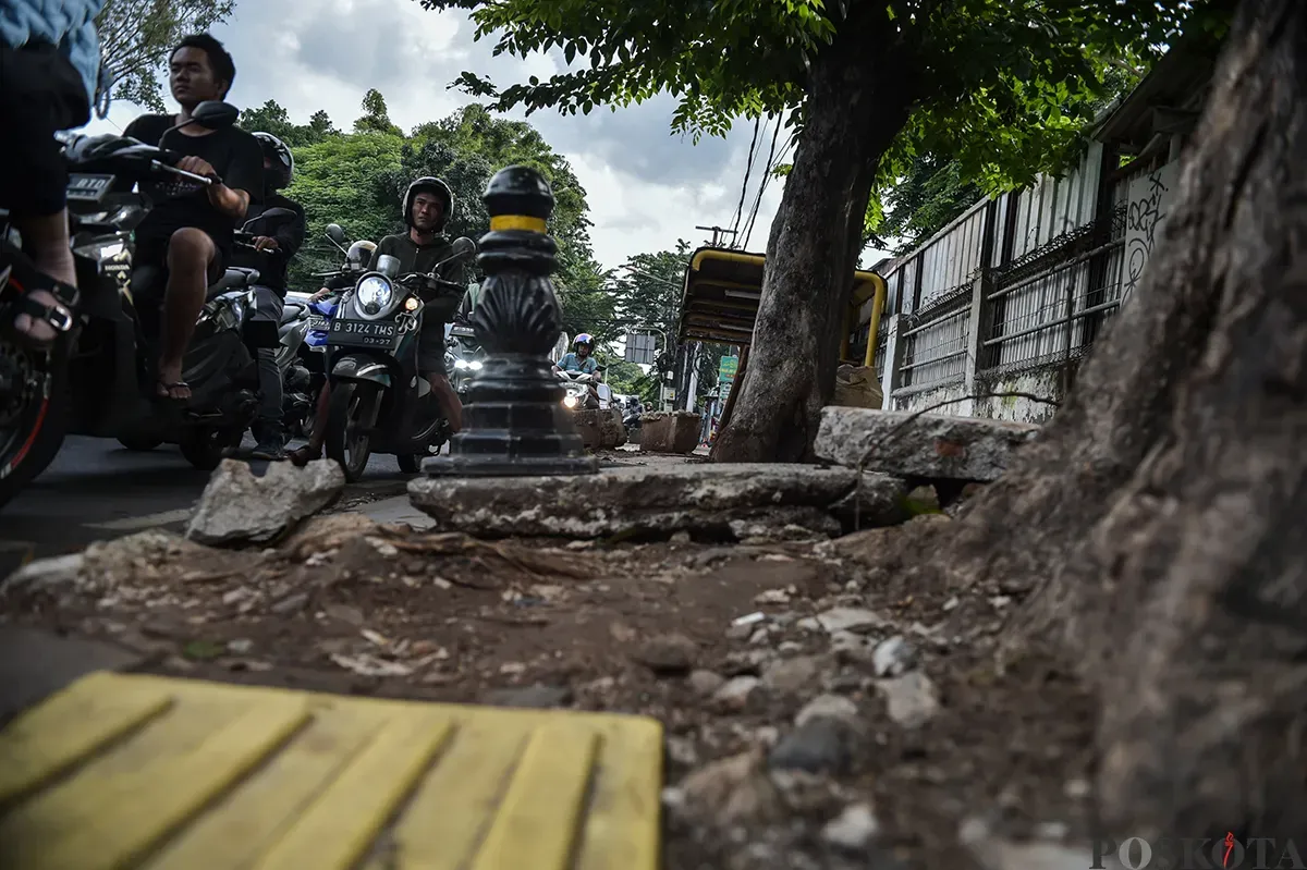 Kondisi trotoar rusak dengan bongkahan beton penyangga yang berserakan tak beraturan dan dibiarkan begitu saja di depan Halte Soleh I, Grogol Selatan, Jakarta Selatan, Rabu, 15 Januari 2025. (Sumber: Poskota/Bilal Nugraha Ginanjar)