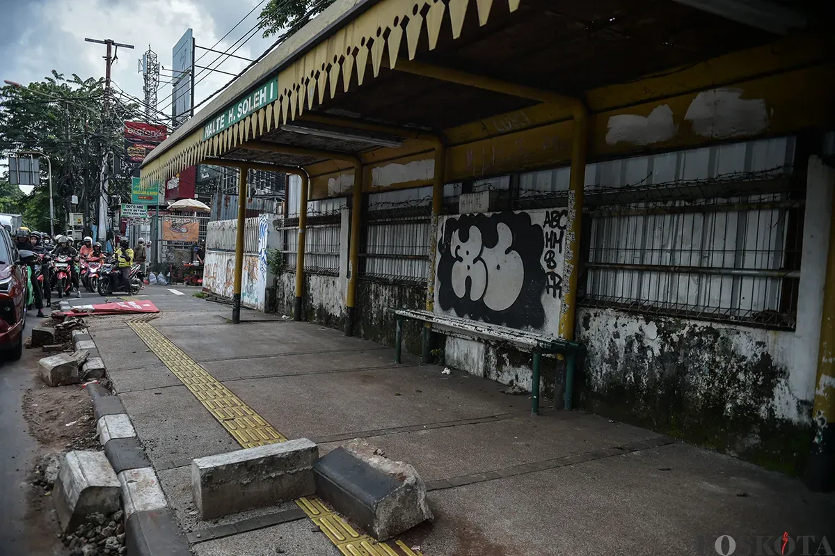 Kondisi trotoar rusak dengan bongkahan beton penyangga yang berserakan tak beraturan dan dibiarkan begitu saja di depan Halte Soleh I, Grogol Selatan, Jakarta Selatan, Rabu, 15 Januari 2025. (Sumber: Poskota/Bilal Nugraha Ginanjar)