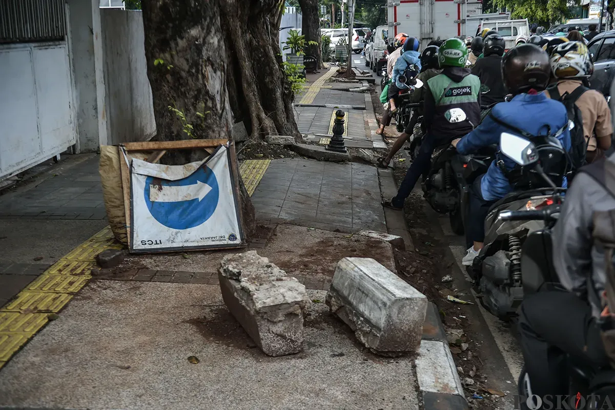 Kondisi trotoar rusak dengan bongkahan beton penyangga yang berserakan tak beraturan dan dibiarkan begitu saja di depan Halte Soleh I, Grogol Selatan, Jakarta Selatan, Rabu, 15 Januari 2025. (Sumber: Poskota/Bilal Nugraha Ginanjar)