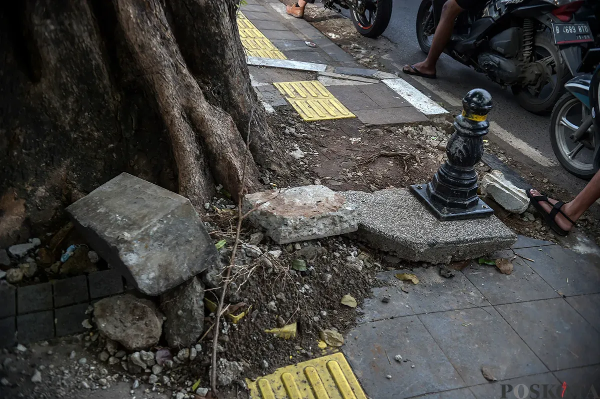 Kondisi trotoar rusak dengan bongkahan beton penyangga yang berserakan tak beraturan dan dibiarkan begitu saja di depan Halte Soleh I, Grogol Selatan, Jakarta Selatan, Rabu, 15 Januari 2025. (Sumber: Poskota/Bilal Nugraha Ginanjar)