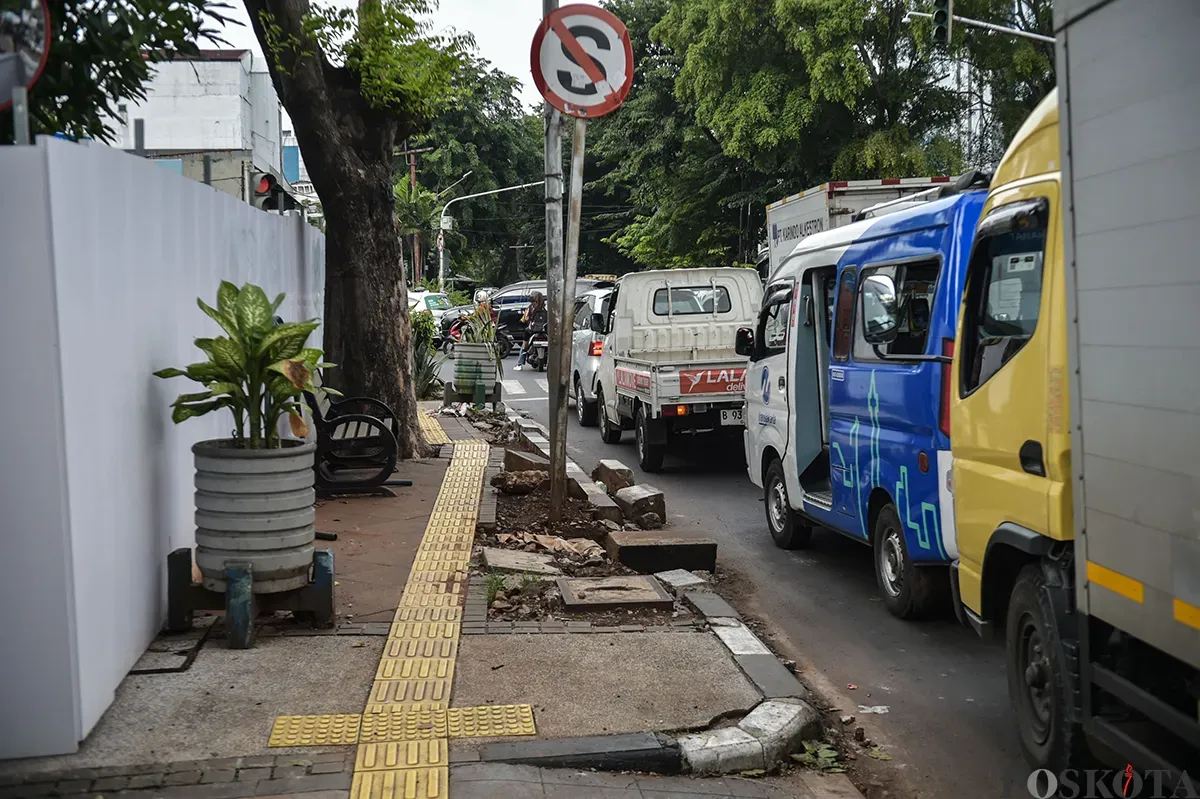 Kondisi trotoar rusak dengan bongkahan beton penyangga yang berserakan tak beraturan dan dibiarkan begitu saja di depan Halte Soleh I, Grogol Selatan, Jakarta Selatan, Rabu, 15 Januari 2025. (Sumber: Poskota/Bilal Nugraha Ginanjar)