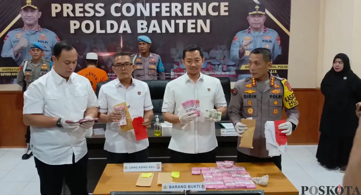 Dirreskrimum Kombes Dian Setiawan didampingi Kabidhumas Kombes Didik Hariyanto saat konferensi pers di Mapolda Banten. (Sumber: Poskota/Rahmat Haryono)