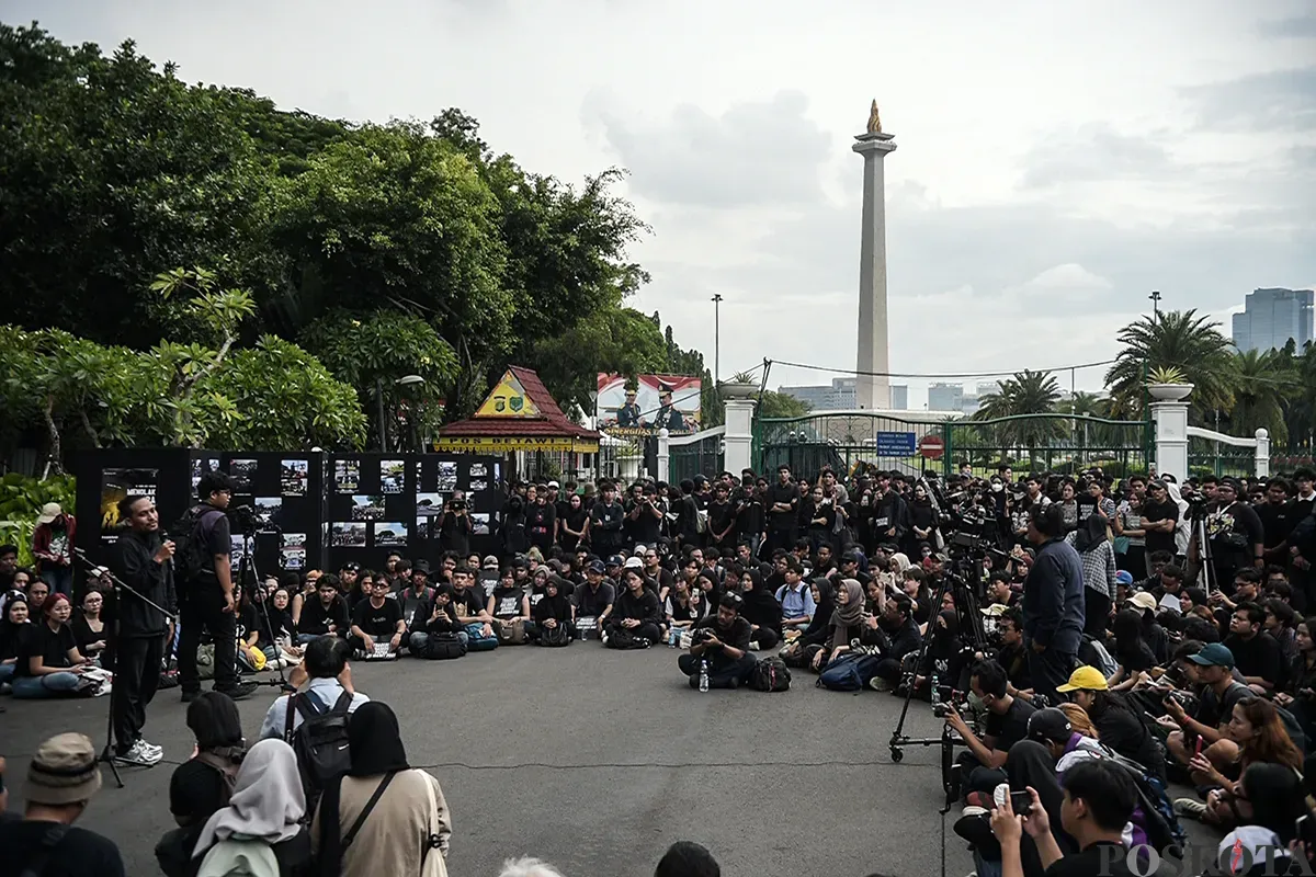 Sejumlah aktivis mengikuti aksi damai yang kerap dilakukan pada hari kamis yang dikenal dengan Aksi Kamisan di depan Istana Merdeka, Jakarta, Kamis, Januari 2025. (Sumber: Poskota/Bilal Nugraha Ginanjar)