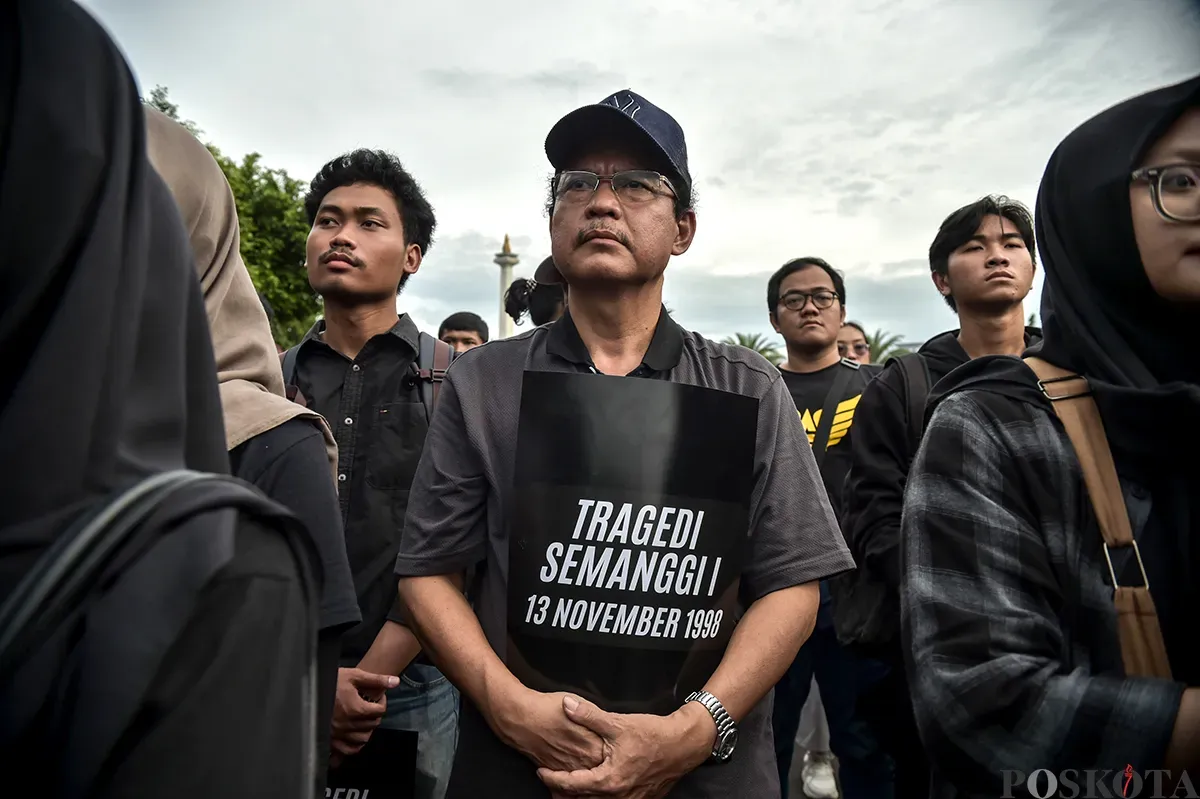 Sejumlah aktivis mengikuti aksi damai yang kerap dilakukan pada hari kamis yang dikenal dengan Aksi Kamisan di depan Istana Merdeka, Jakarta, Kamis, Januari 2025. (Sumber: Poskota/Bilal Nugraha Ginanjar)