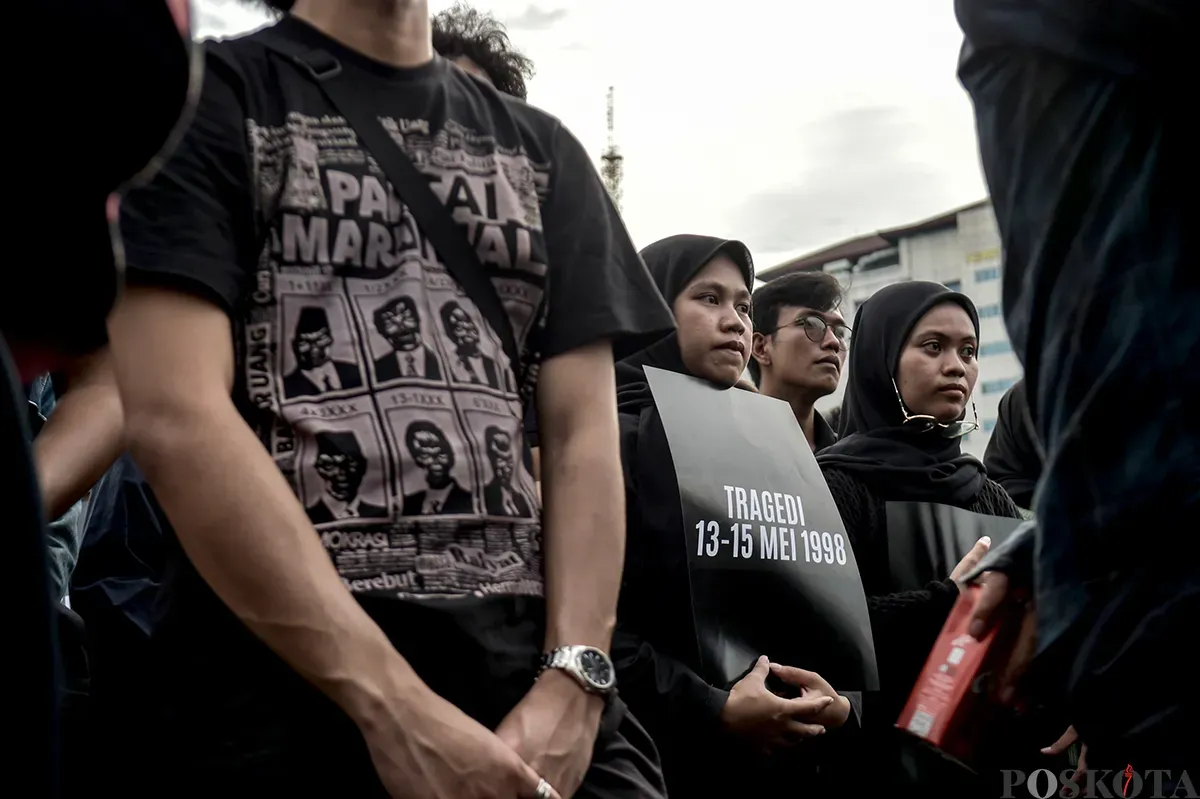 Sejumlah aktivis mengikuti aksi damai yang kerap dilakukan pada hari kamis yang dikenal dengan Aksi Kamisan di depan Istana Merdeka, Jakarta, Kamis, Januari 2025. (Sumber: Poskota/Bilal Nugraha Ginanjar)