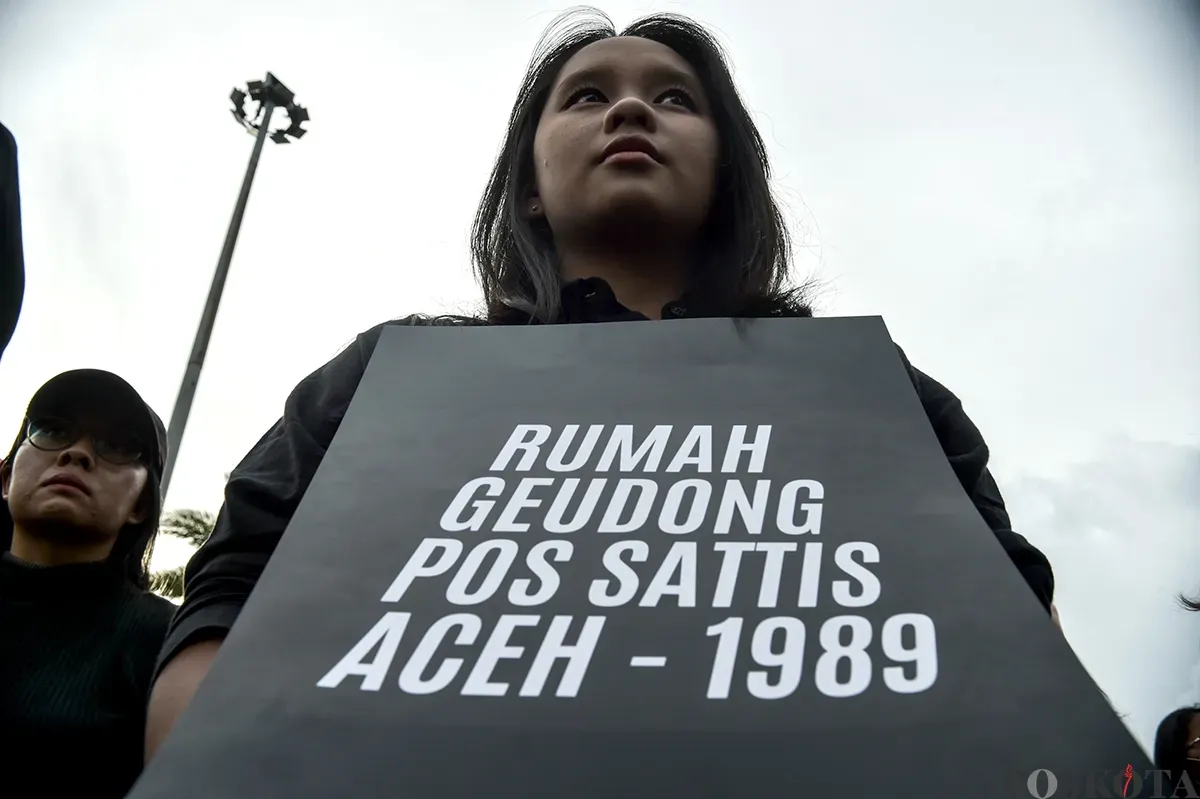Sejumlah aktivis mengikuti aksi damai yang kerap dilakukan pada hari kamis yang dikenal dengan Aksi Kamisan di depan Istana Merdeka, Jakarta, Kamis, Januari 2025. (Sumber: Poskota/Bilal Nugraha Ginanjar)
