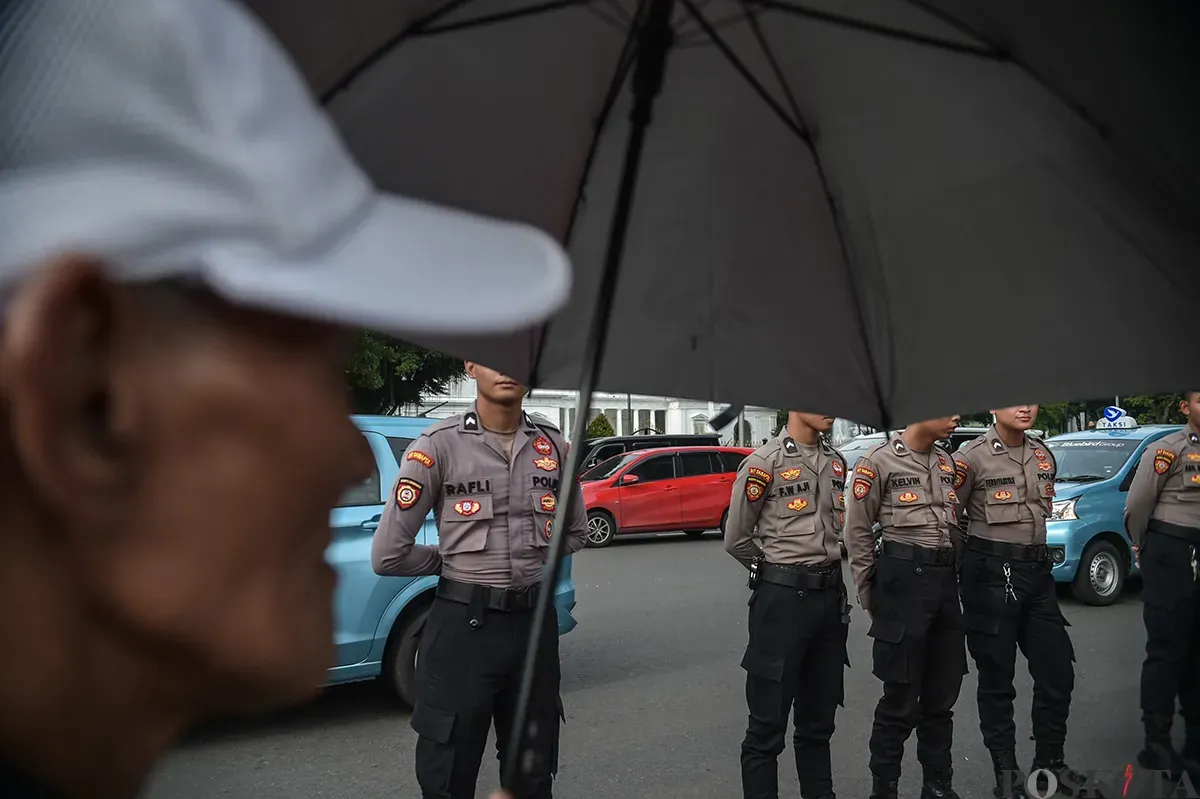 Sejumlah aktivis mengikuti aksi damai yang kerap dilakukan pada hari kamis yang dikenal dengan Aksi Kamisan di depan Istana Merdeka, Jakarta, Kamis, Januari 2025. (Sumber: Poskota/Bilal Nugraha Ginanjar)