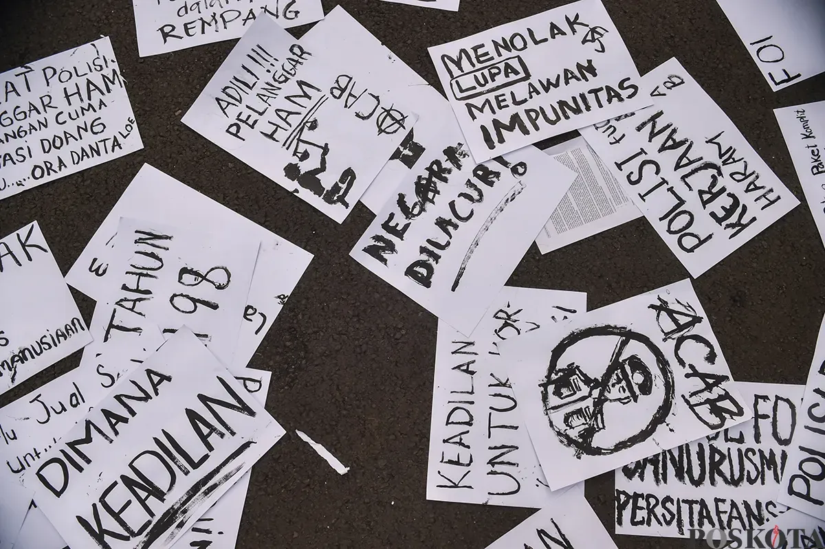 Sejumlah aktivis mengikuti aksi damai yang kerap dilakukan pada hari kamis yang dikenal dengan Aksi Kamisan di depan Istana Merdeka, Jakarta, Kamis, Januari 2025. (Sumber: Poskota/Bilal Nugraha Ginanjar)