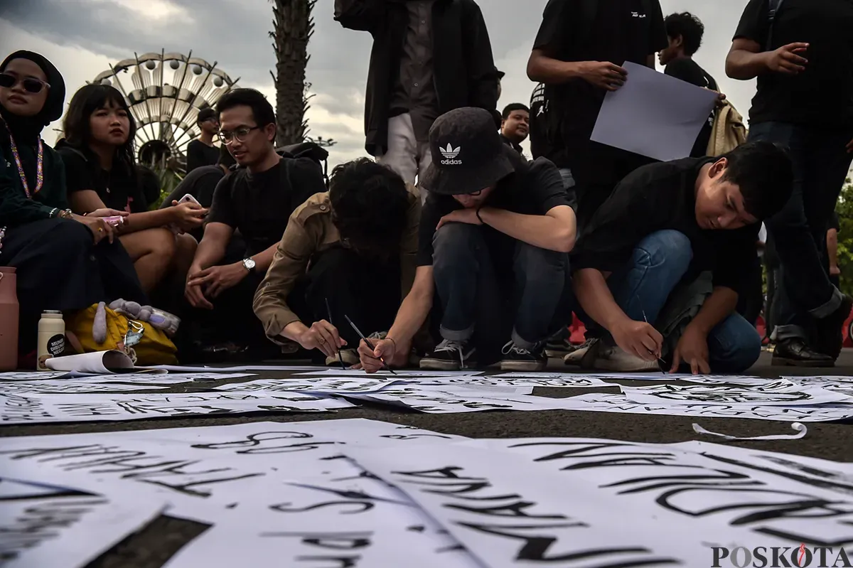Sejumlah aktivis mengikuti aksi damai yang kerap dilakukan pada hari kamis yang dikenal dengan Aksi Kamisan di depan Istana Merdeka, Jakarta, Kamis, Januari 2025. (Sumber: Poskota/Bilal Nugraha Ginanjar)