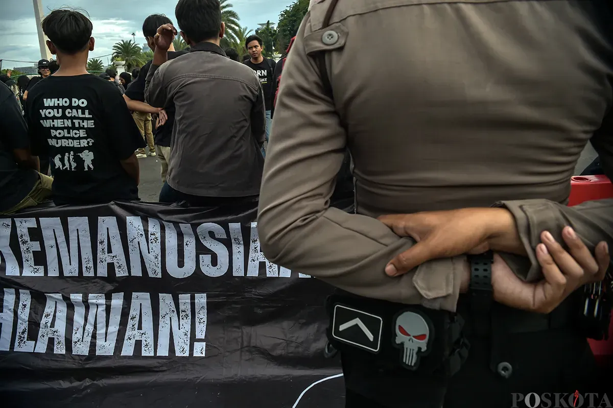 Sejumlah aktivis mengikuti aksi damai yang kerap dilakukan pada hari kamis yang dikenal dengan Aksi Kamisan di depan Istana Merdeka, Jakarta, Kamis, Januari 2025. (Sumber: Poskota/Bilal Nugraha Ginanjar)