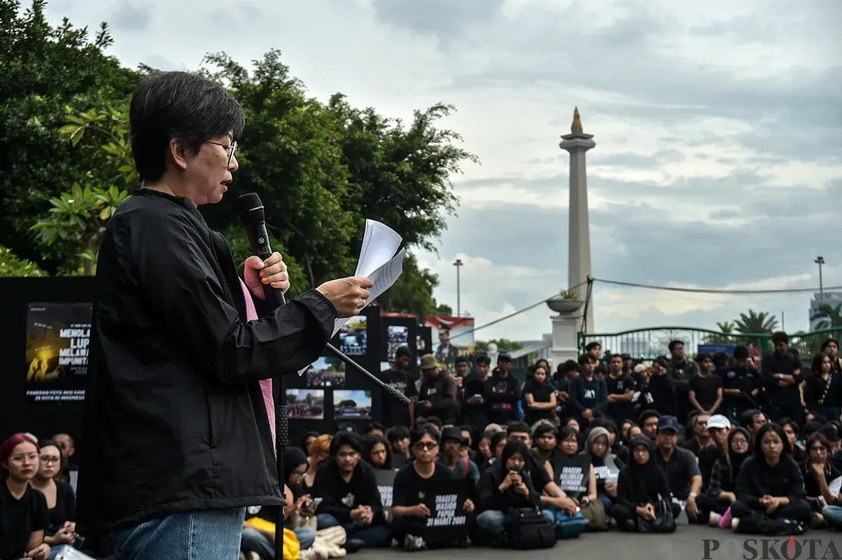 Sejumlah aktivis mengikuti aksi damai yang kerap dilakukan pada hari kamis yang dikenal dengan Aksi Kamisan di depan Istana Merdeka, Jakarta, Kamis, Januari 2025. (Sumber: Poskota/Bilal Nugraha Ginanjar)