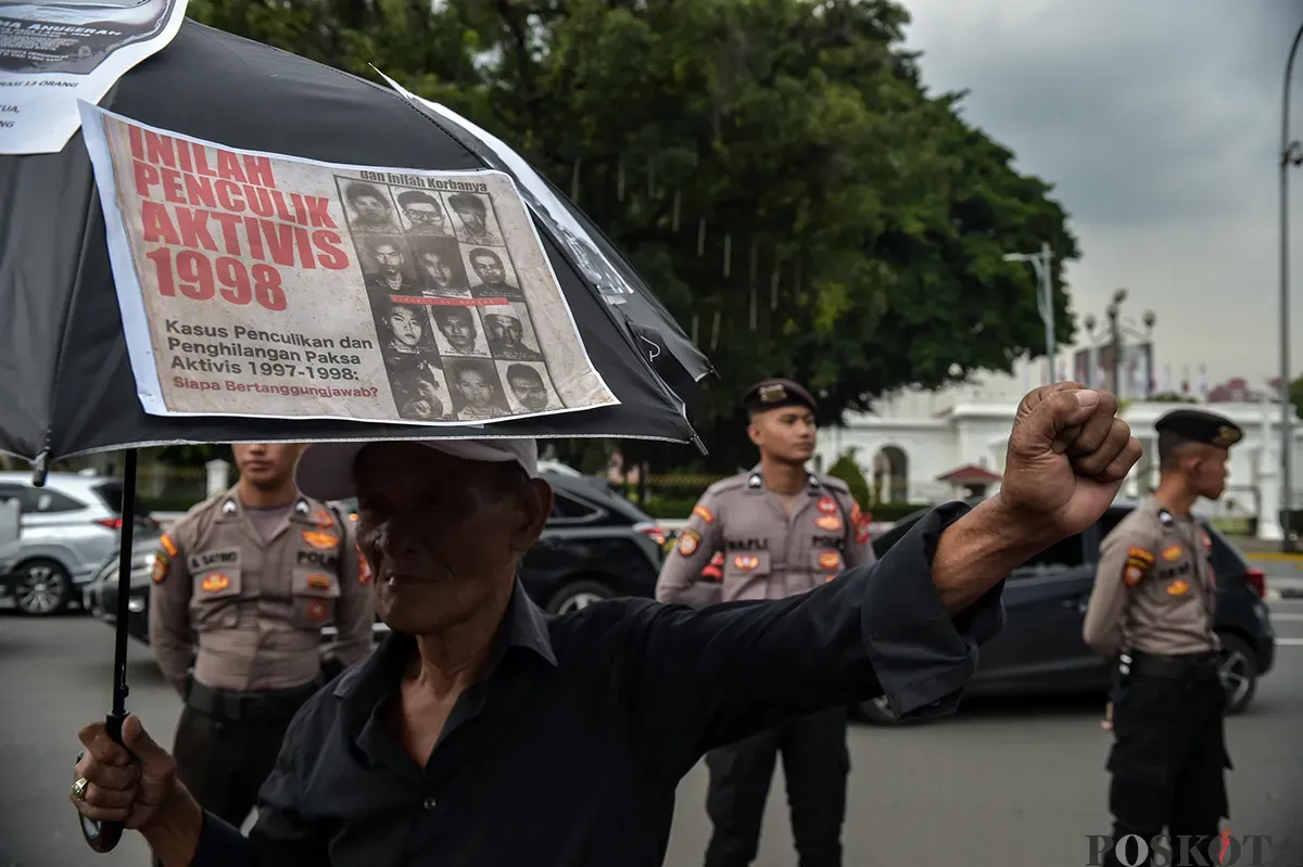 Sejumlah aktivis mengikuti aksi damai yang kerap dilakukan pada hari kamis yang dikenal dengan Aksi Kamisan di depan Istana Merdeka, Jakarta, Kamis, Januari 2025. (Sumber: Poskota/Bilal Nugraha Ginanjar)