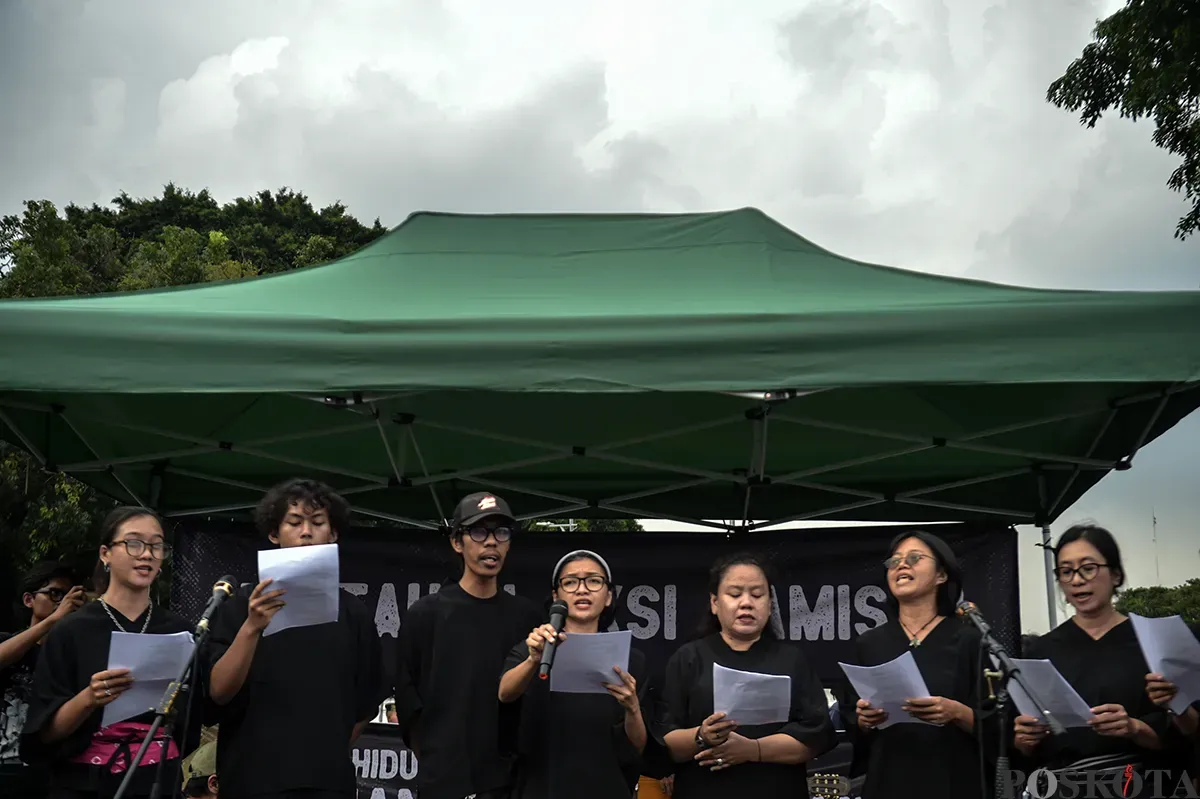 Sejumlah aktivis mengikuti aksi damai yang kerap dilakukan pada hari kamis yang dikenal dengan Aksi Kamisan di depan Istana Merdeka, Jakarta, Kamis, Januari 2025. (Sumber: Poskota/Bilal Nugraha Ginanjar)