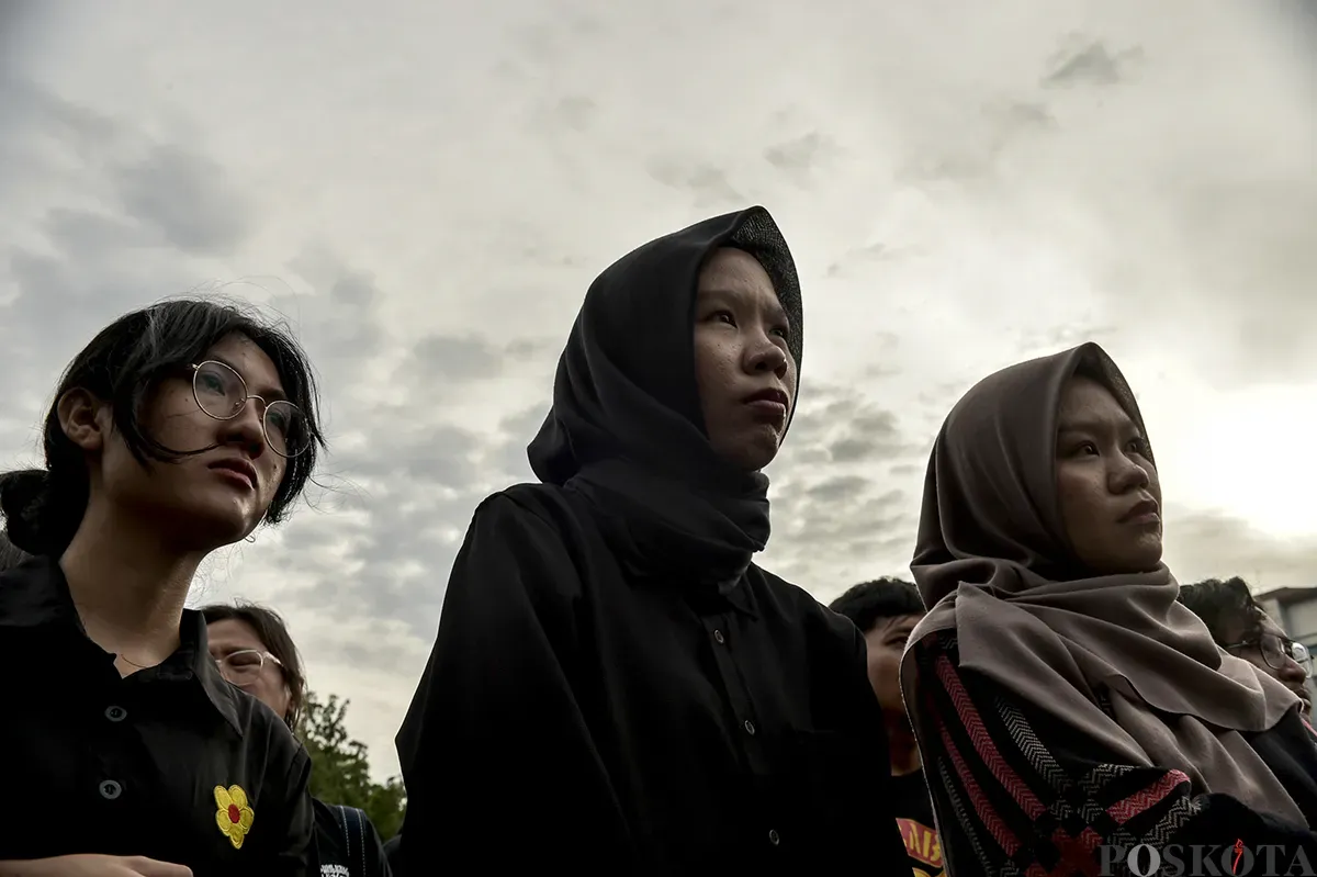 Sejumlah aktivis mengikuti aksi damai yang kerap dilakukan pada hari kamis yang dikenal dengan Aksi Kamisan di depan Istana Merdeka, Jakarta, Kamis, Januari 2025. (Sumber: Poskota/Bilal Nugraha Ginanjar)