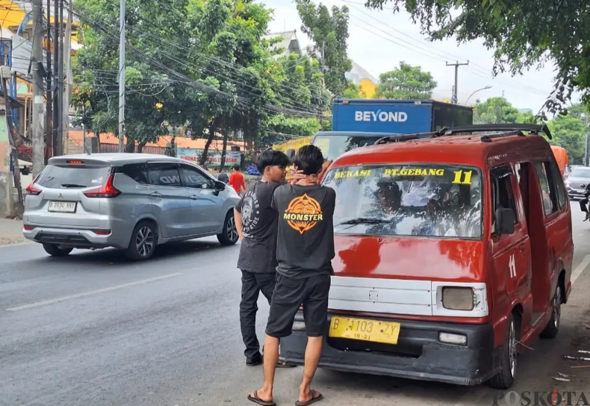 Angkot K11 Bantargebang hendak membawa penumpang di Jalan Raya Narogong, Kota Bekasi, Kamis, 16 Desember 2025. (Sumber: Poskota/Ihsan Fahmi)