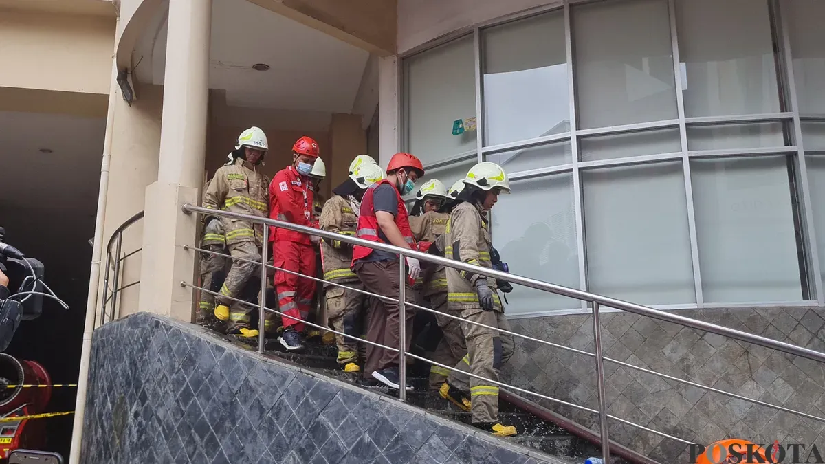 Jenazah korban kebakaran di gedung Glodok Plaza, Tamansari, Jakarta Barat, dievakuasi petugas, Kamis, 16 Januari 2025. (Sumber: Poskota/Pandi Ramedhan)