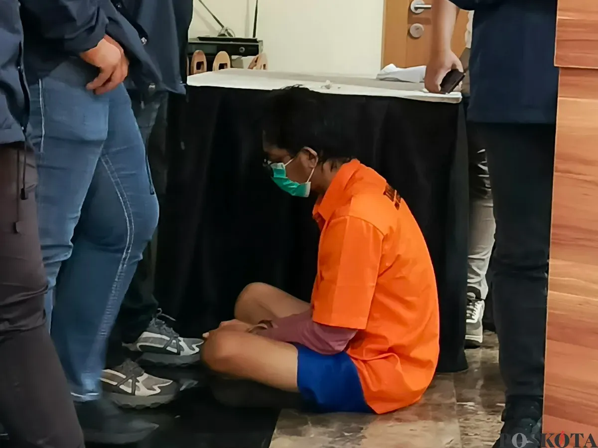 Tersangka pembunuh Sandy Permana, Nanang Irawan alias Gimbal di Polda Metro Jaya, Kamis, 16 Januari 2025. (Sumber: Poskota/Ali Mansur)