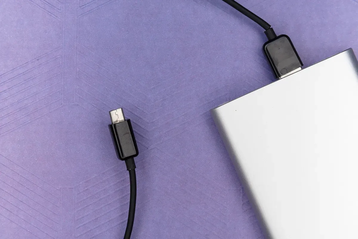 Ilustrasi cara merawat charger HP agar awet. (Sumber: Poskota/Risti Ayu Wulansari)