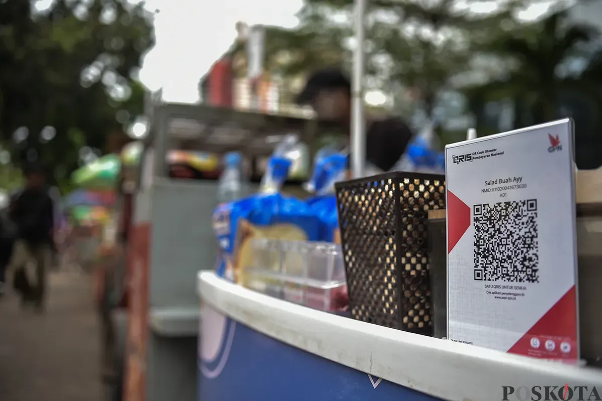 Pembeli membayar dengan metode Kode Respons Cepat Standar Indonesia (QRIS) di kawasan Blok M, Jakarta selatan, 16 Januari 2025. (Sumber: Poskota/Bilal Nugraha Ginanjar)