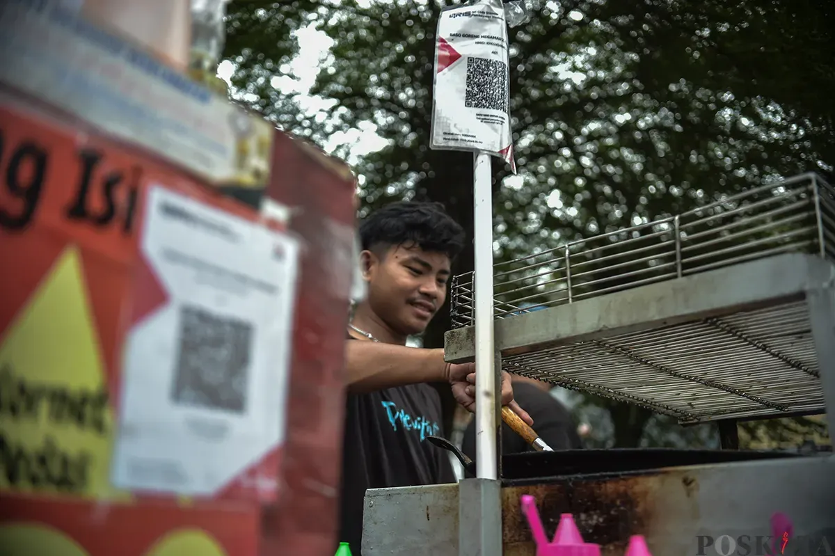 Pembeli membayar dengan metode Kode Respons Cepat Standar Indonesia (QRIS) di kawasan Blok M, Jakarta selatan, 16 Januari 2025. (Sumber: Poskota/Bilal Nugraha Ginanjar)