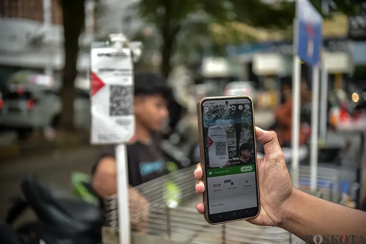 Pembeli membayar dengan metode Kode Respons Cepat Standar Indonesia (QRIS) di kawasan Blok M, Jakarta selatan, 16 Januari 2025. (Sumber: Poskota/Bilal Nugraha Ginanjar)