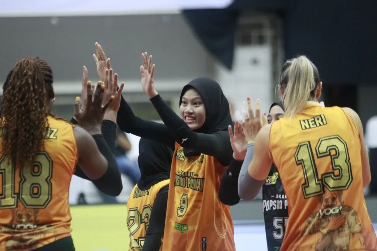 Jakarta Popsivo Polwan saat menaklukkan Jakarta Livin Mandiri di seri ketiga Proliga 2025. (Sumber: Humas Proliga)