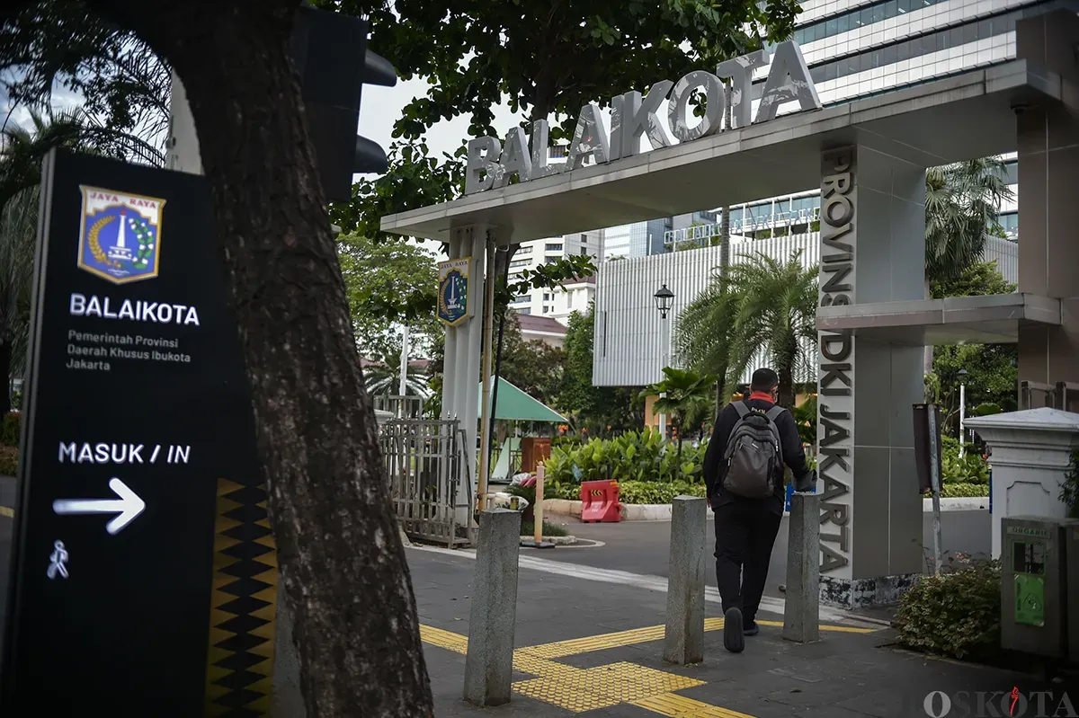 Sejumlah Pegawai Negeri Sipil (PNS) berjalan keluar dari kantor Balaikota DKI Jakarta, Jakarta, Jumat, 17 Januari 2025. (Sumber: Poskota/Bilal Nugraha Ginanjar)